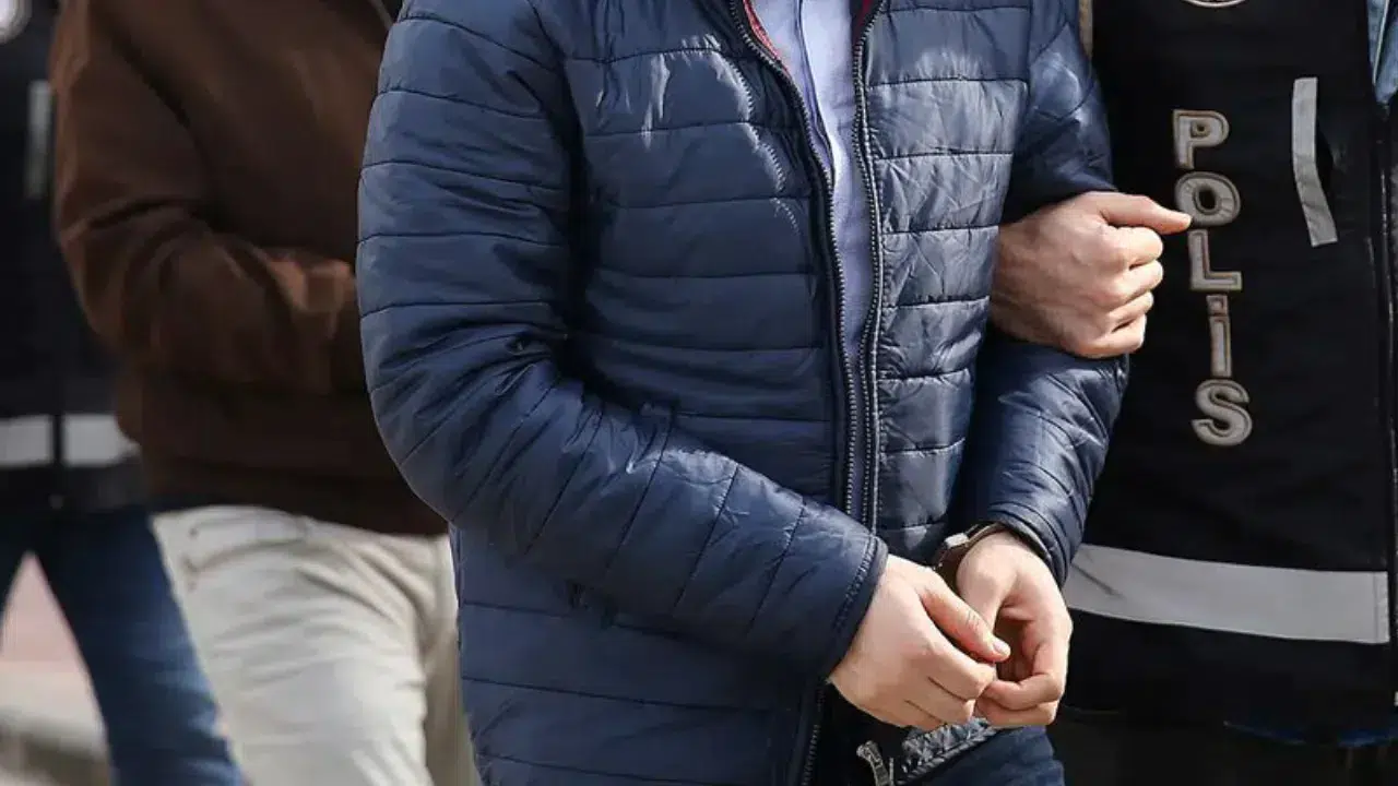 İzmir Konak'ta uyuşturucu serasına çevrilen eve operasyon: Bir tutuklama