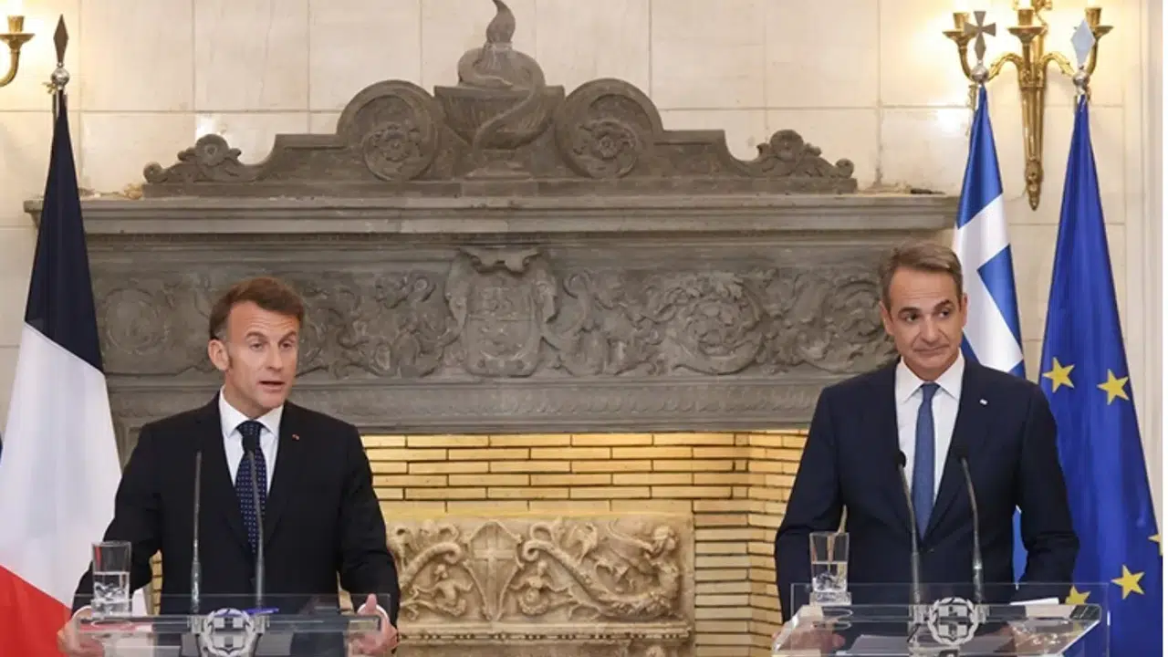 Komşuya  Fransız Öpücüğü : Miçotakis ve Macron’un stratejik yalnızlığı