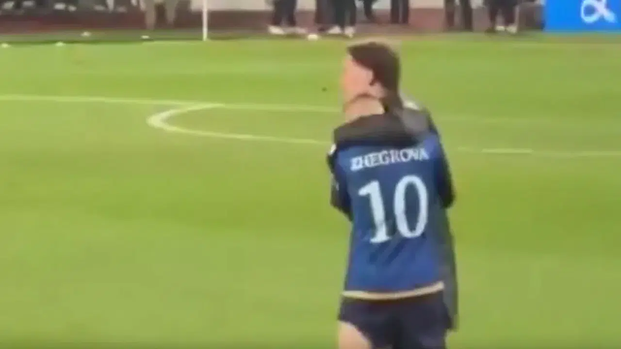 Zafer gecesinde centilmenlik dersi! Kenan Yıldız gönülleri kazandı