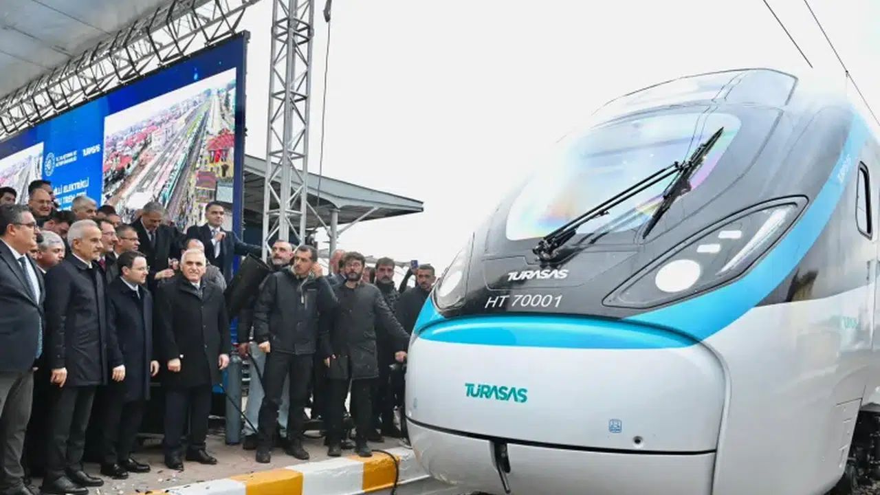 Mühendislik harikası... Bakan Uraloğlu duyurdu: Yerli hızlı tren testlerde rekor kırdı!