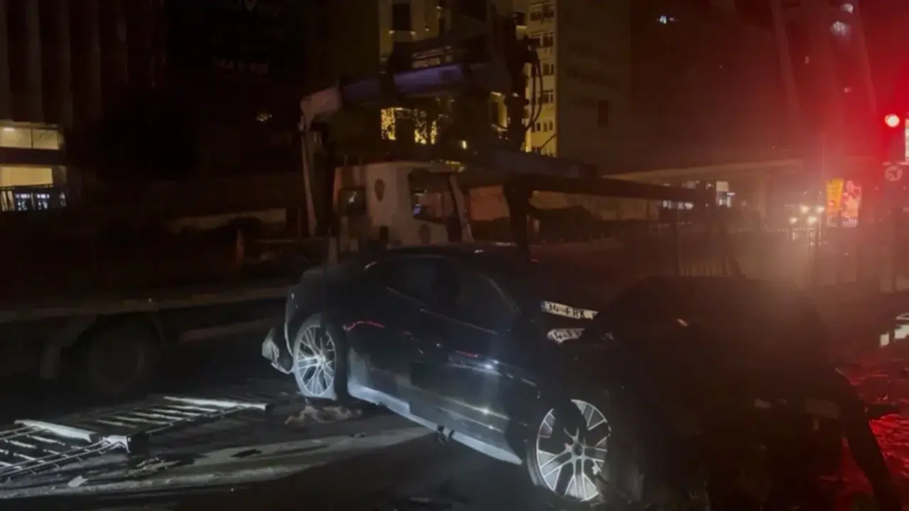 Şişli Büyükdere Caddesi'nde otomobil bariyerlere çarptı: 3 yaralı