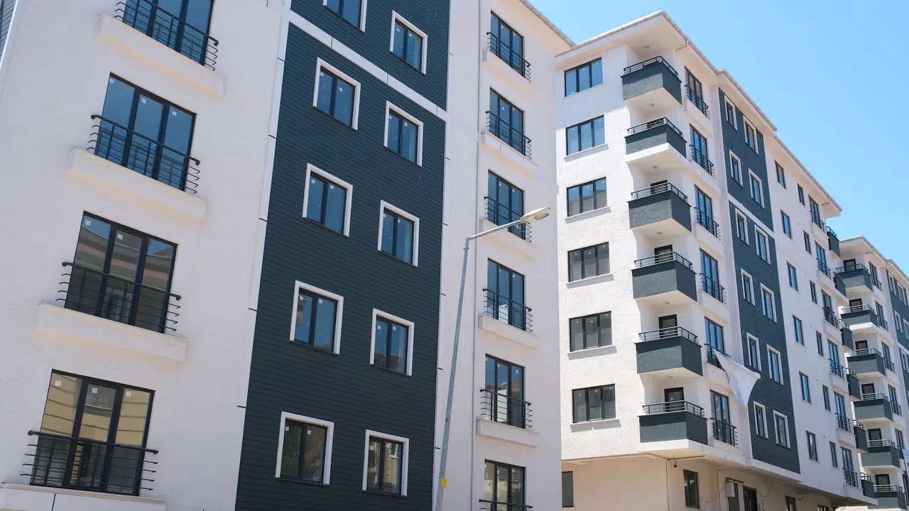 Top çarpınca sallanan binadan modern rezidansa: İşte 'Yüzyılın Dönüşümü'