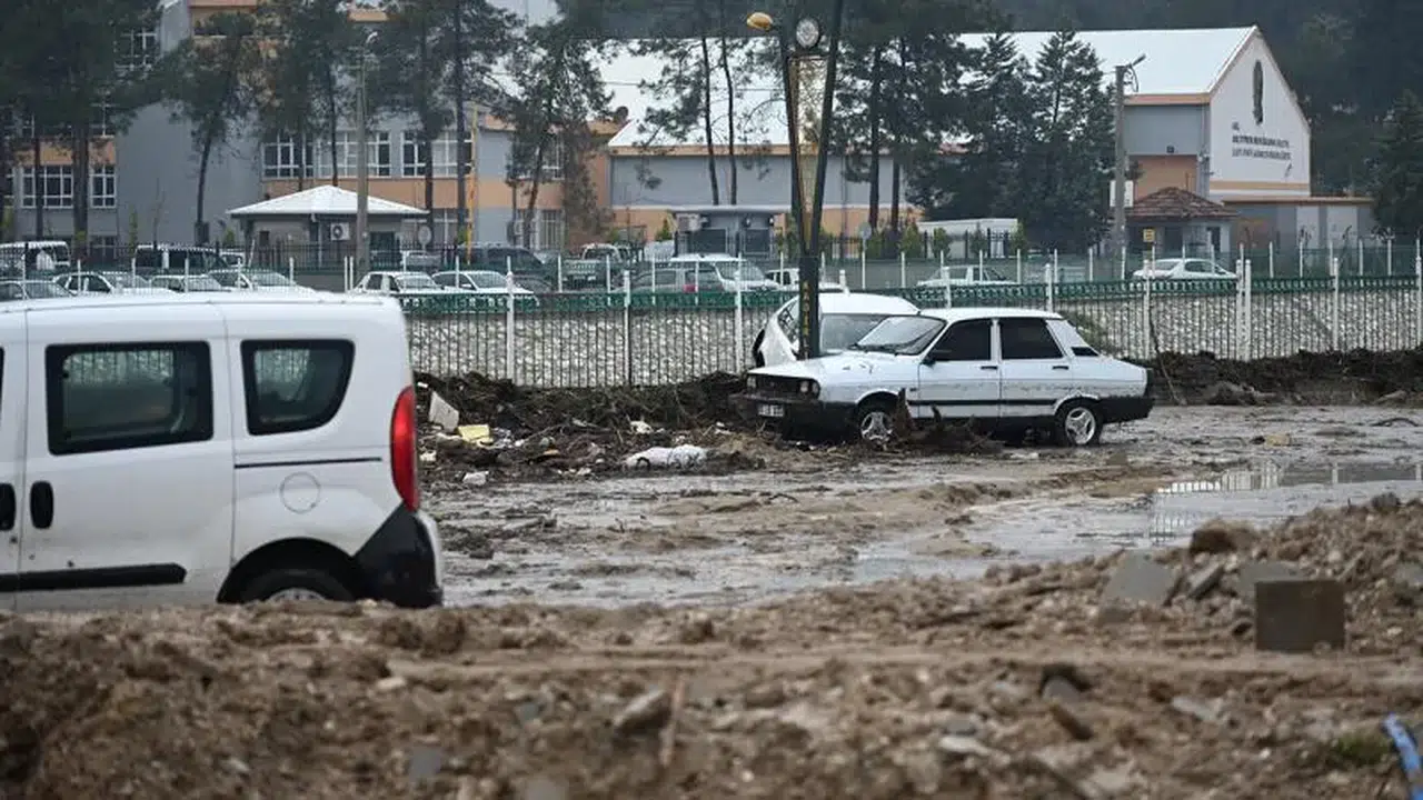 Kadirli'de yaralar sarılıyor: 208 hane sular altında kaldı, devlet düğmeye bastı!