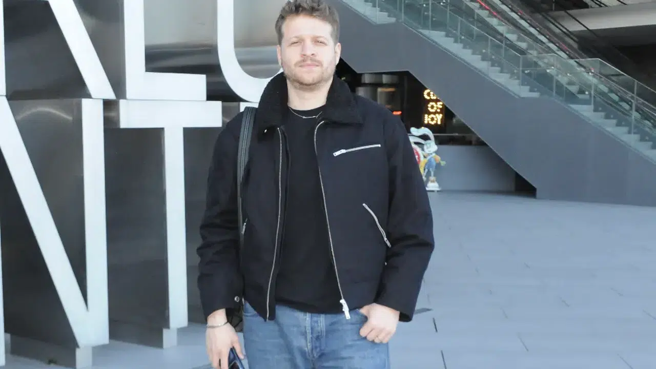 Burak Yörük dizi molasında İstanbul’da: Hayranlarından yoğun ilgi