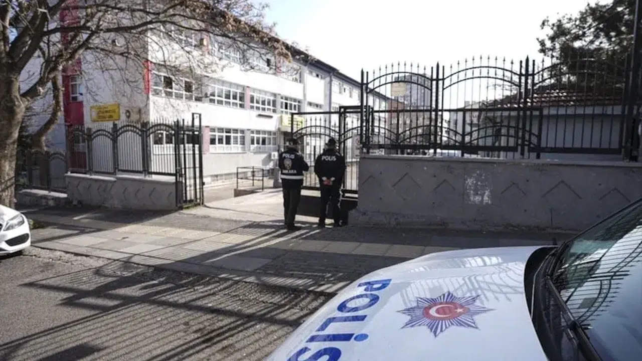 Eğitimde 'çelik bariyer' dönemi: Bakanlık düğmeye bastı, okullar ablukaya alındı!