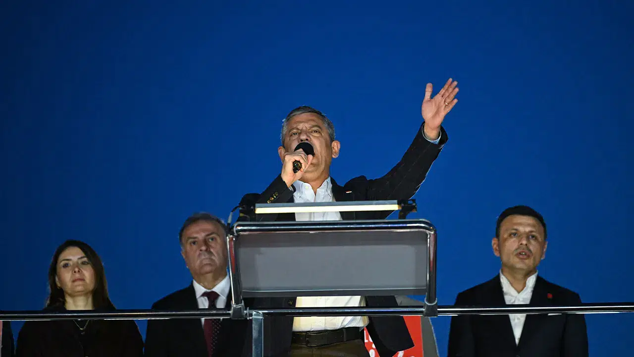 Skandal sözler! CHP lideri Özel’den gazetecilere: 'Fitil fitil burnunuzdan getireceğim'