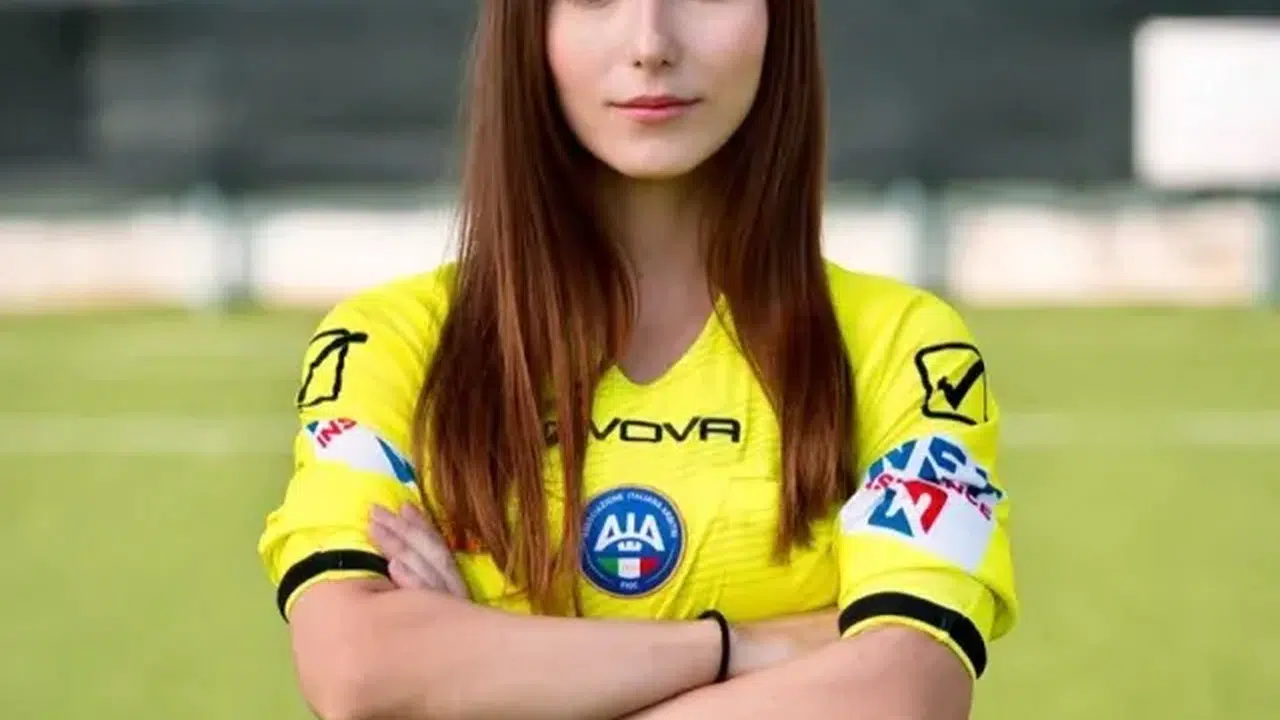 Güzelliğiyle ofsayta düşürdü! Serie D hakemi gerçek mi, yapay zeka mı?