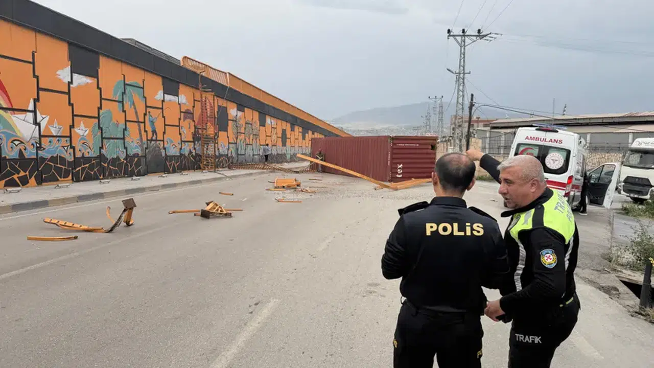 Kağıt gibi savruldu! Hatay'da dev konteyner havada uçtu