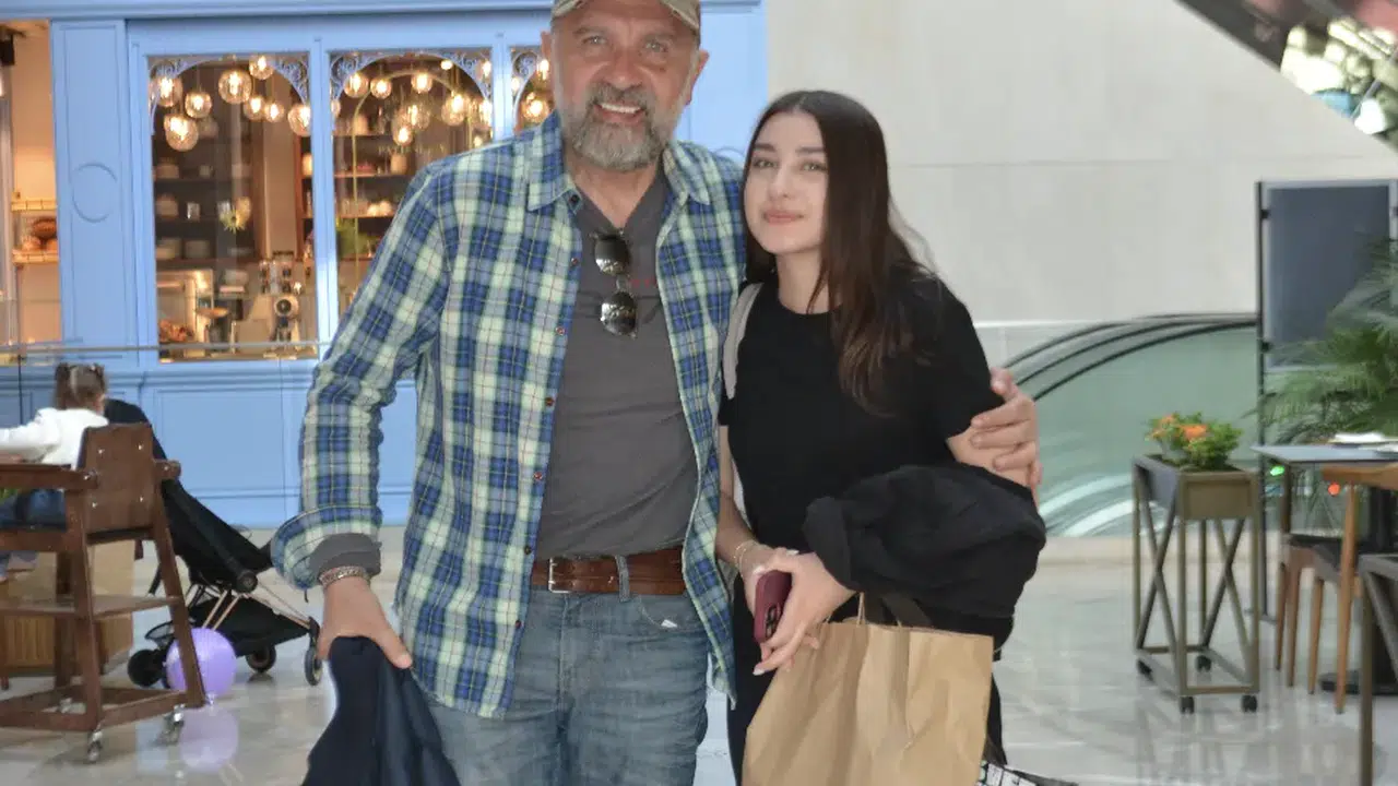 Ertuğrul Postoğlu ve kızı Zeynep'in keyifli alışveriş günü