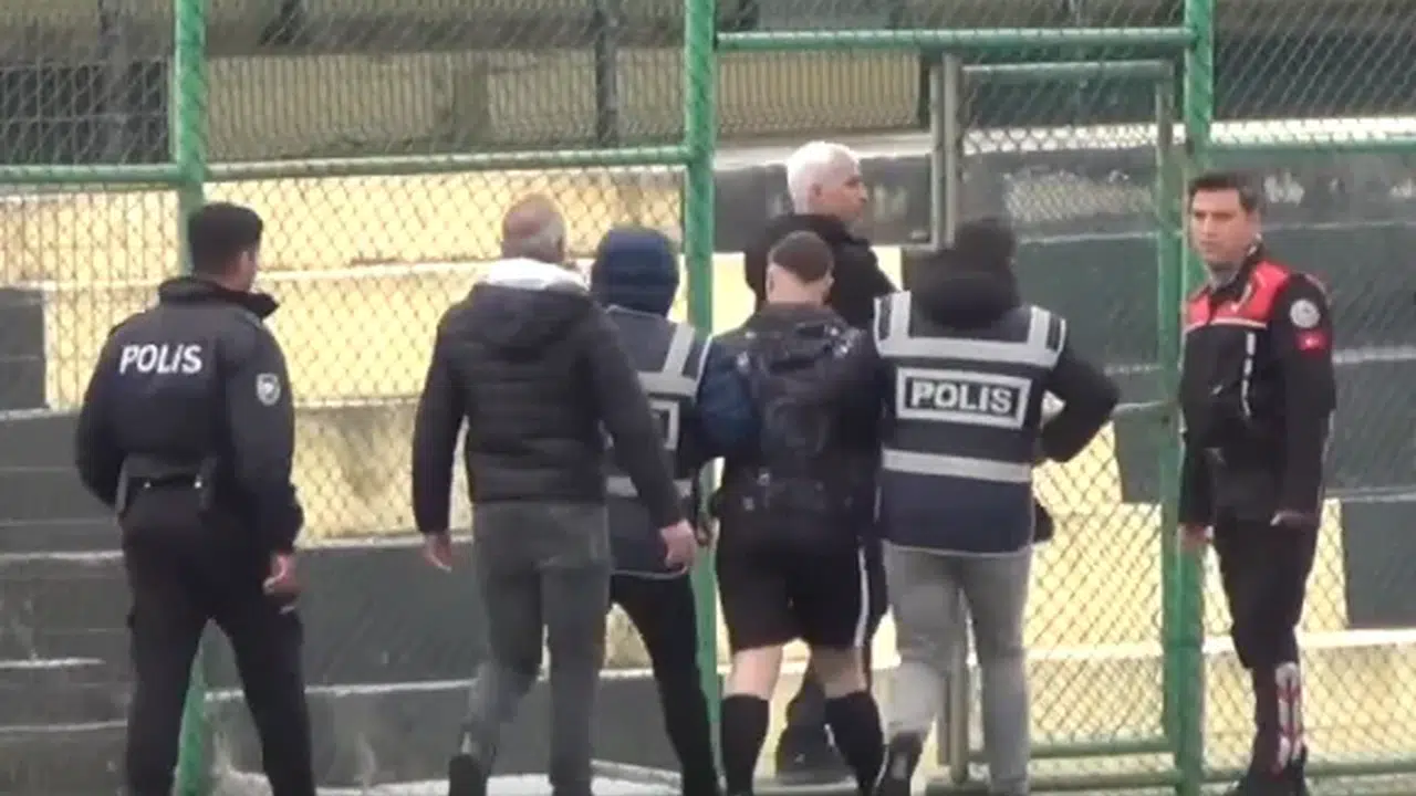 Sahada görmek istemediğimiz görüntüler: Edirne'de hakeme yumruklu saldırı!