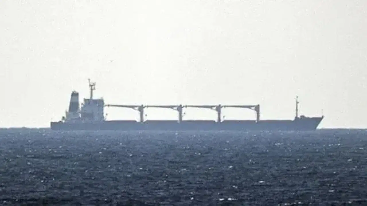 Katar açıklarında sıcak saatler: Yük gemisine saldırı, Basra Körfezi alarmda!