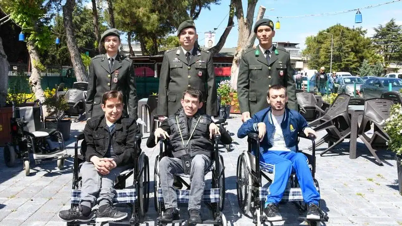 Engelliler Haftası’nda milli dayanışma! 108 sandalye Mehmetçik eliyle dağıtıldı