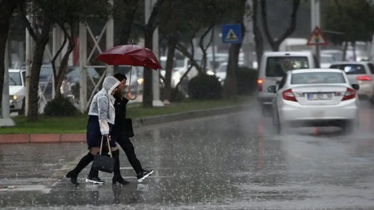 Hafta sonu 36 ilde sağanak alarmı: Meteoroloji saat vererek uyardı