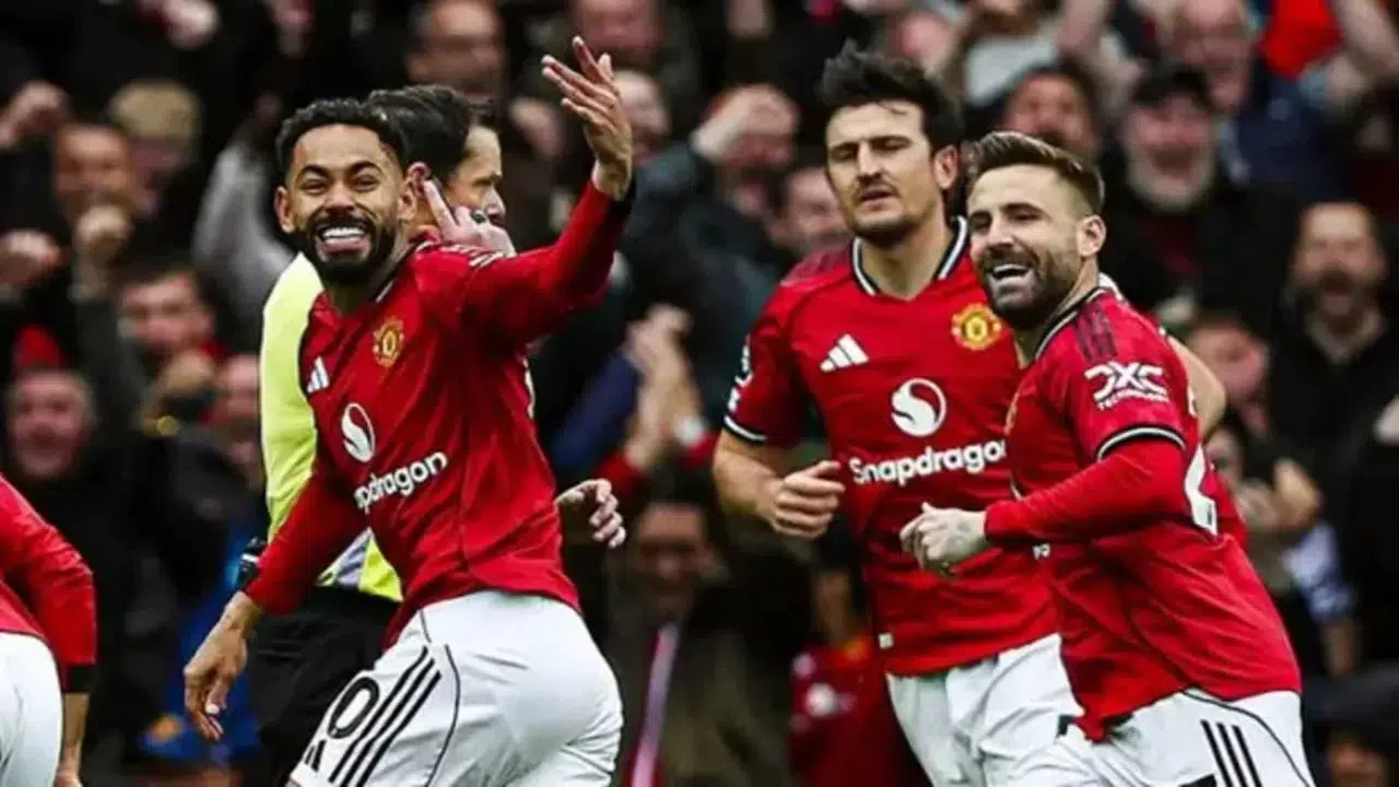 Manchester United 5 gollü derbide Liverpool'u devirdi