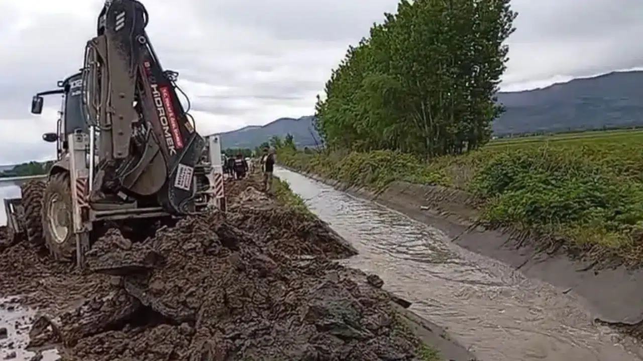 Tokat Pazar’da sağanak yağış sonrası dereler taştı ve tarım arazileri su altında kaldı