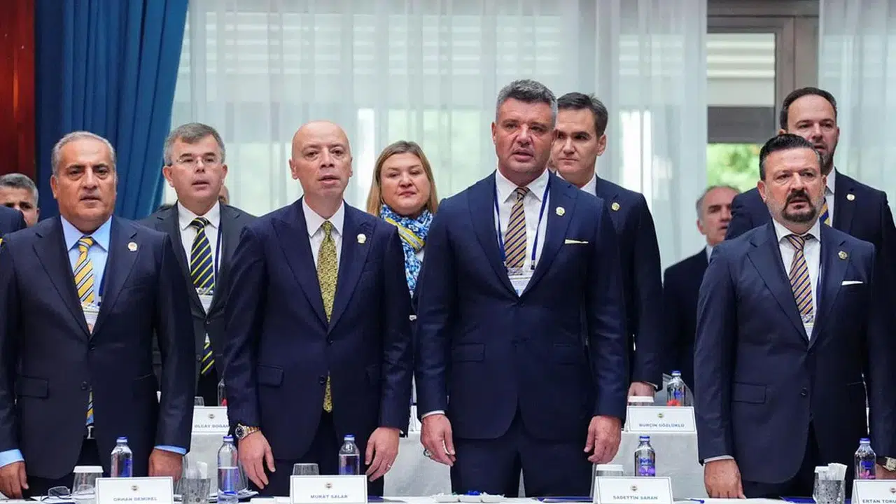 Fenerbahçe’den şampiyonluk gecesi sert gönderme: 'Sakın Ha' sezonu hayırlı olsun!'