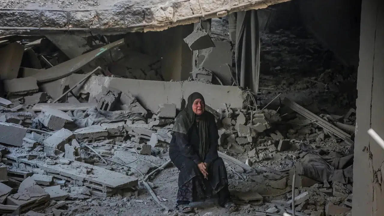 Dünya kutlarken, İsrail vurdu: Gazzeli annelerin payına yine kan ve gözyaşı düştü!