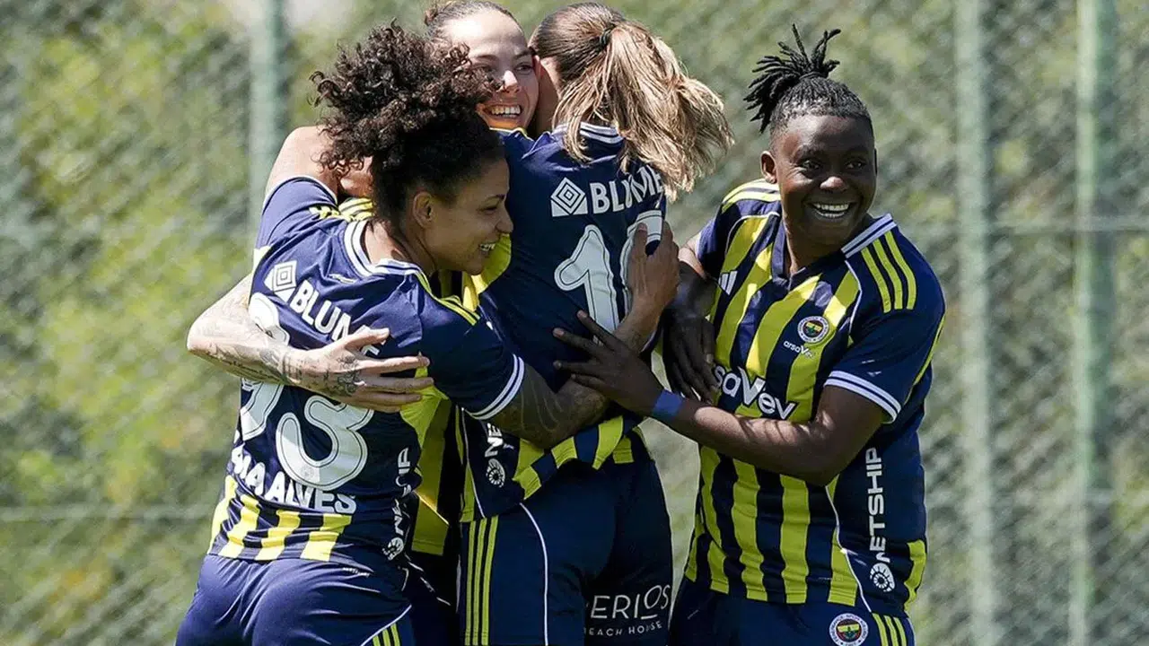 7-0’lık rekor ve ilk kupa! Kadınlar Süper Ligi’nde şampiyon Fenerbahçe arsaVev