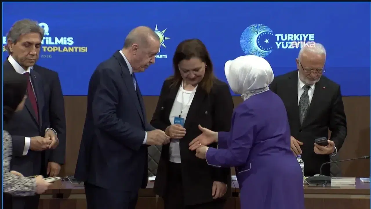 Cumhurbaşkanı Erdoğan rozeti taktı! AK Parti’ye katılan Burcu Köksal’dan ilk mesaj