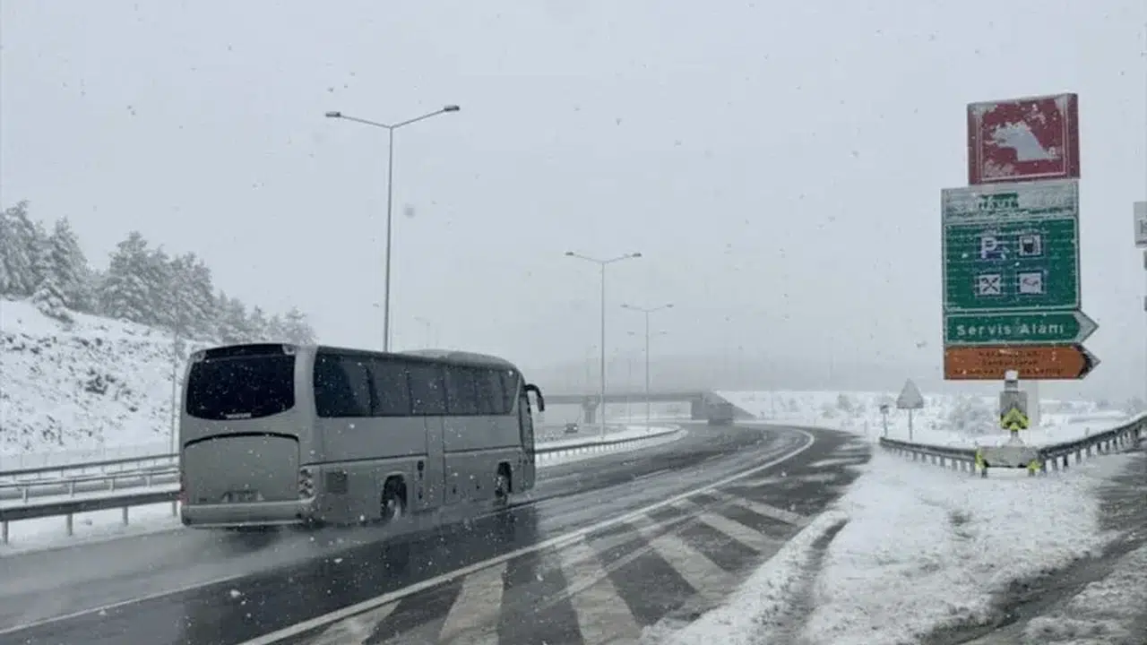 Bolu Dağı'nda mayıs karı! Sürücüler dikkat: Yol beyaza büründü!