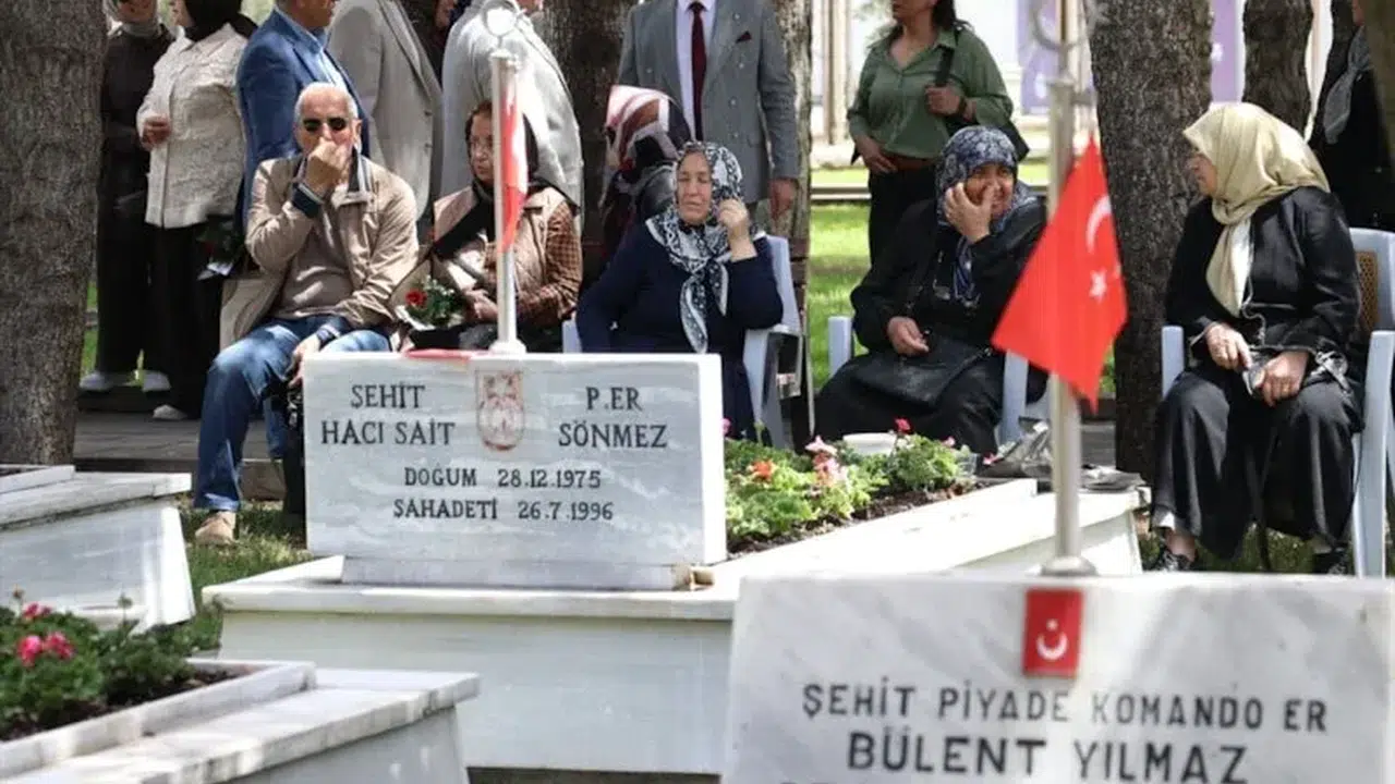 Cennetin annelerine en acı ziyaret: Şehitliklerde dua ve gözyaşı sel oldu!