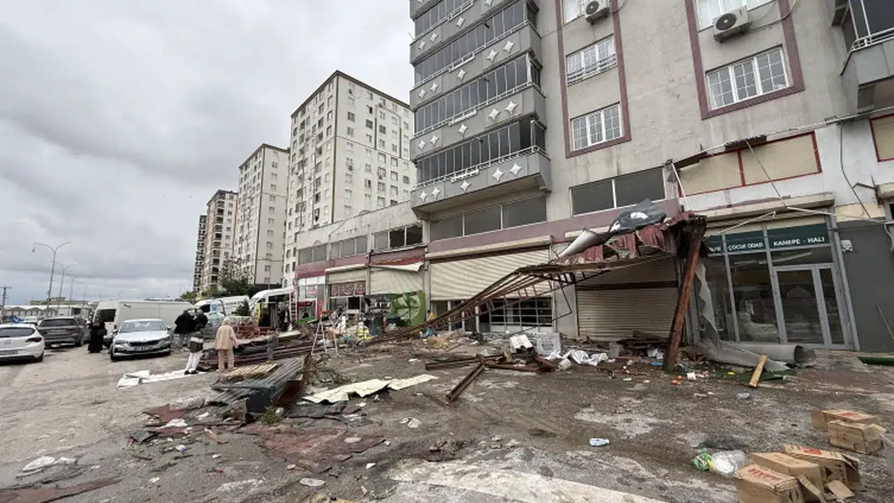 Gaziantep’te fırtınanın bilançosu ağır: Gün aydınlanınca yıkım ortaya çıktı!