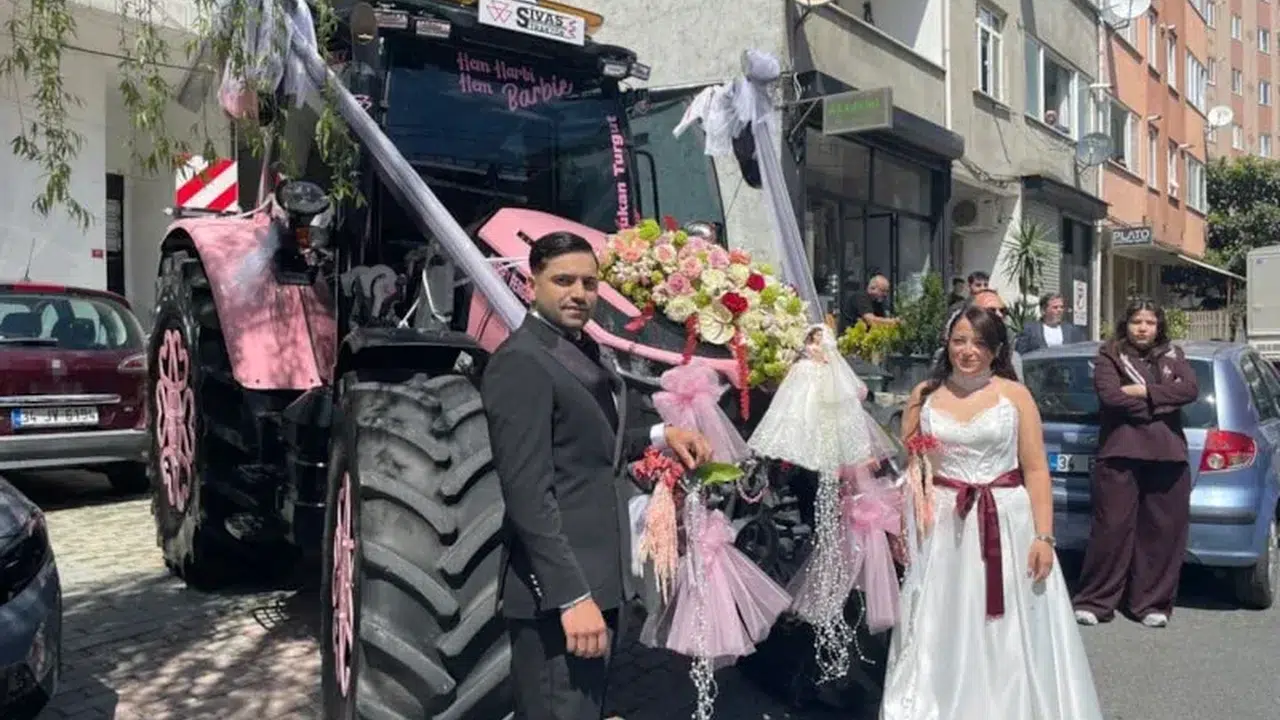 Sivaslı çiftçi pembe traktörünü gelin arabası yaparak İstanbul turuna çıktı