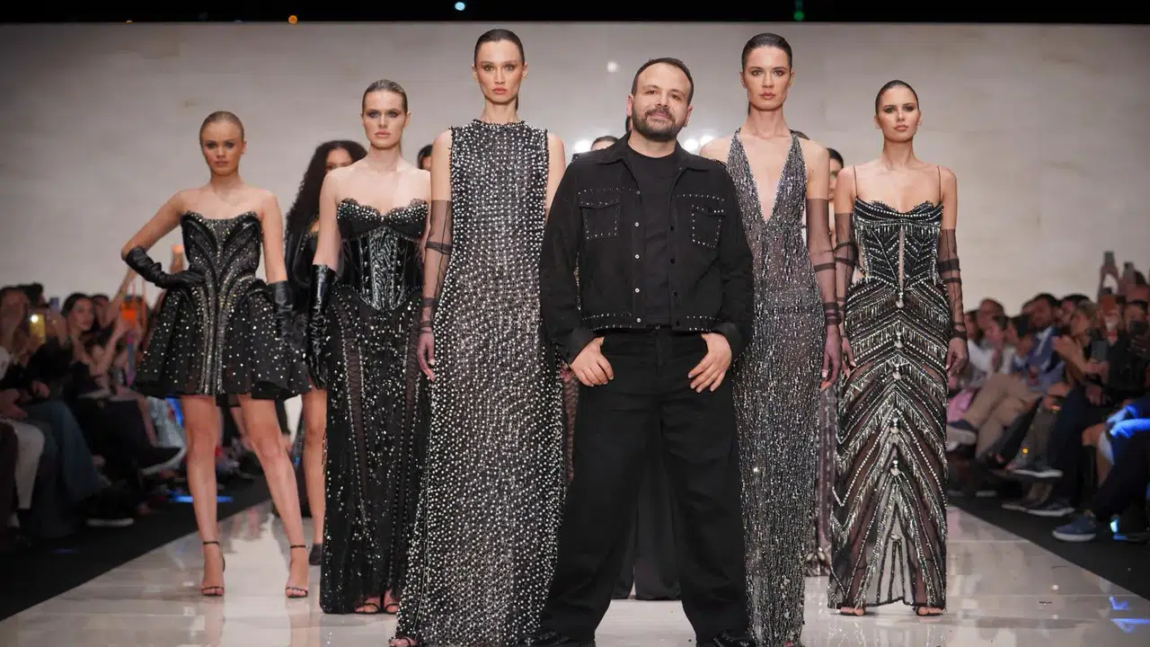 İzmir’de mermer podyumda moda rüzgarı: Murat Acar’dan sanatsal şov