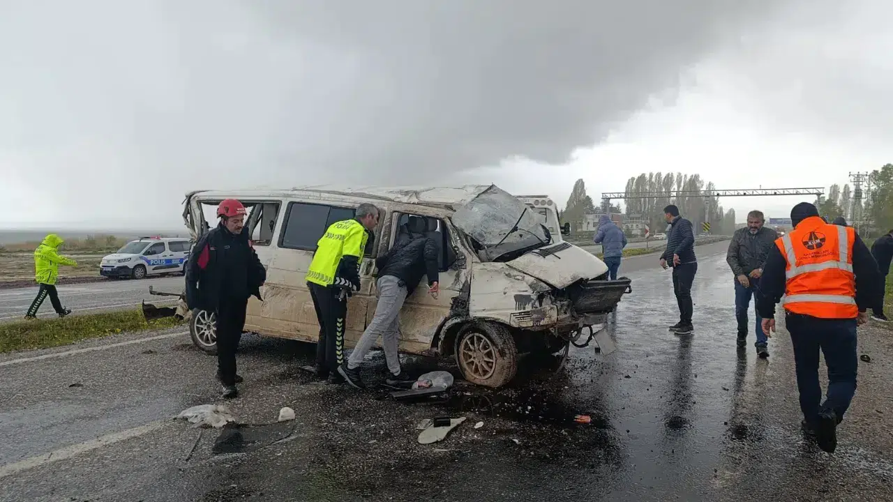 Beyşehir'de minibüs devrildi: Sürücü araçta sıkıştı