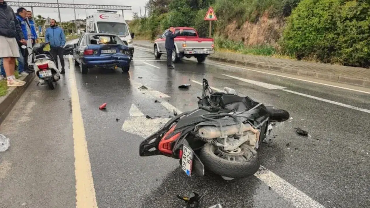Kuşadası'nda yağışlı havada zincirleme kaza: Motosikletteki iki kişi yaralandı