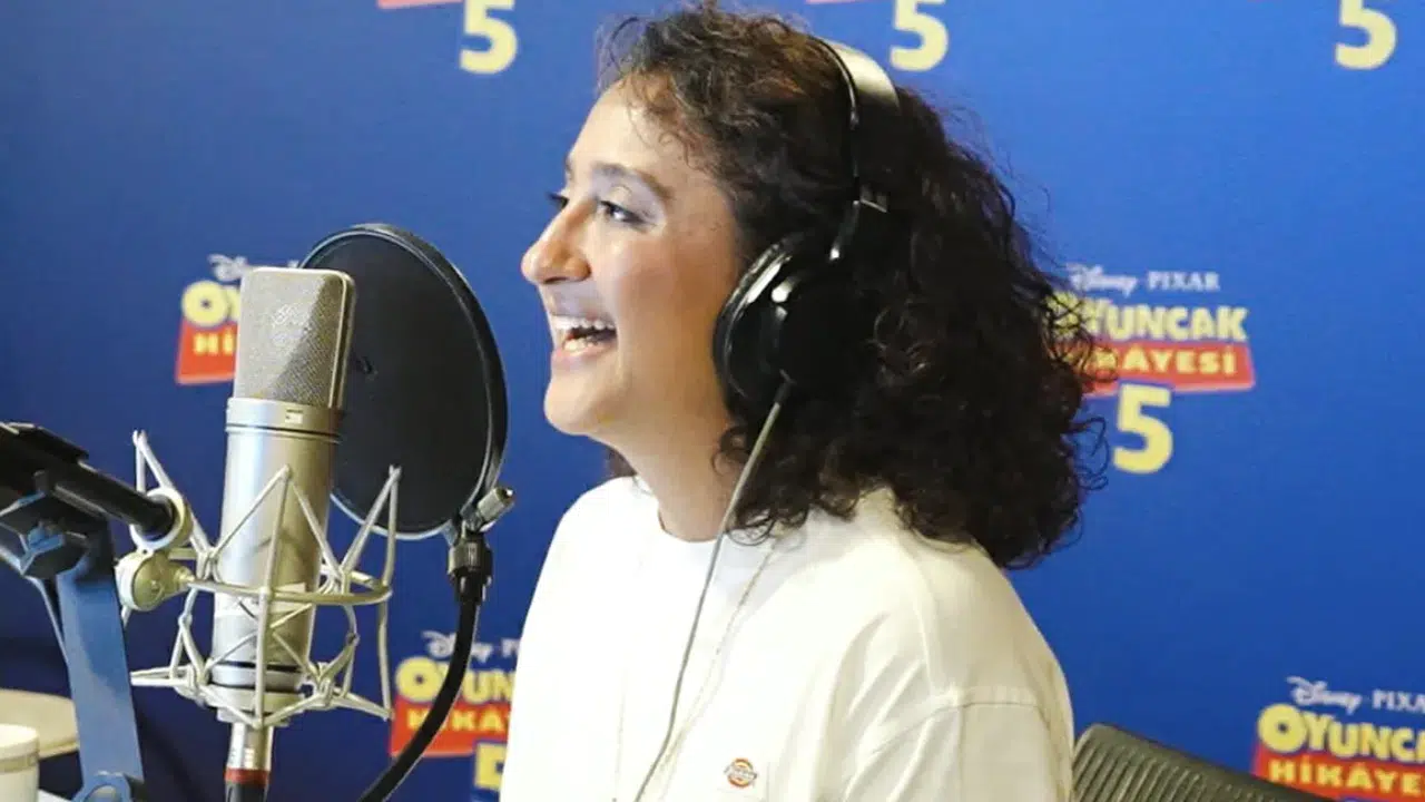 Ecem Erkek Oyuncak Hikayesi 5 filminde Snappy karakterini seslendirdi