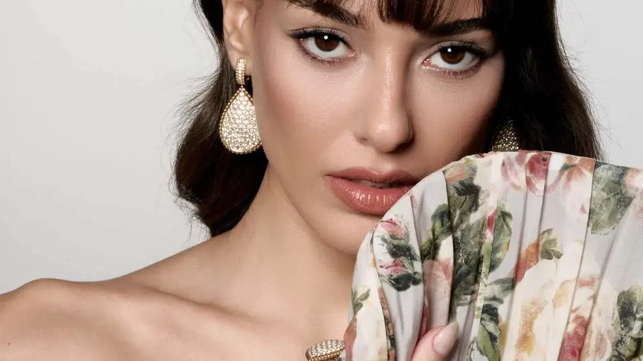 Dilan Çiçek Deniz Mayıs ayında Marie Claire'in iki farklı edisyonuna kapak yıldızı oldu!