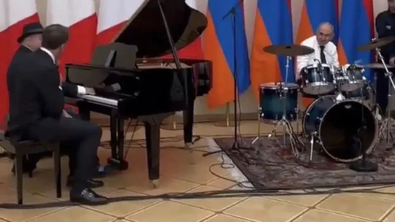 Macron’dan Erivan’da mini konser: Paşinyan ritim tuttu, Macron söyledi!