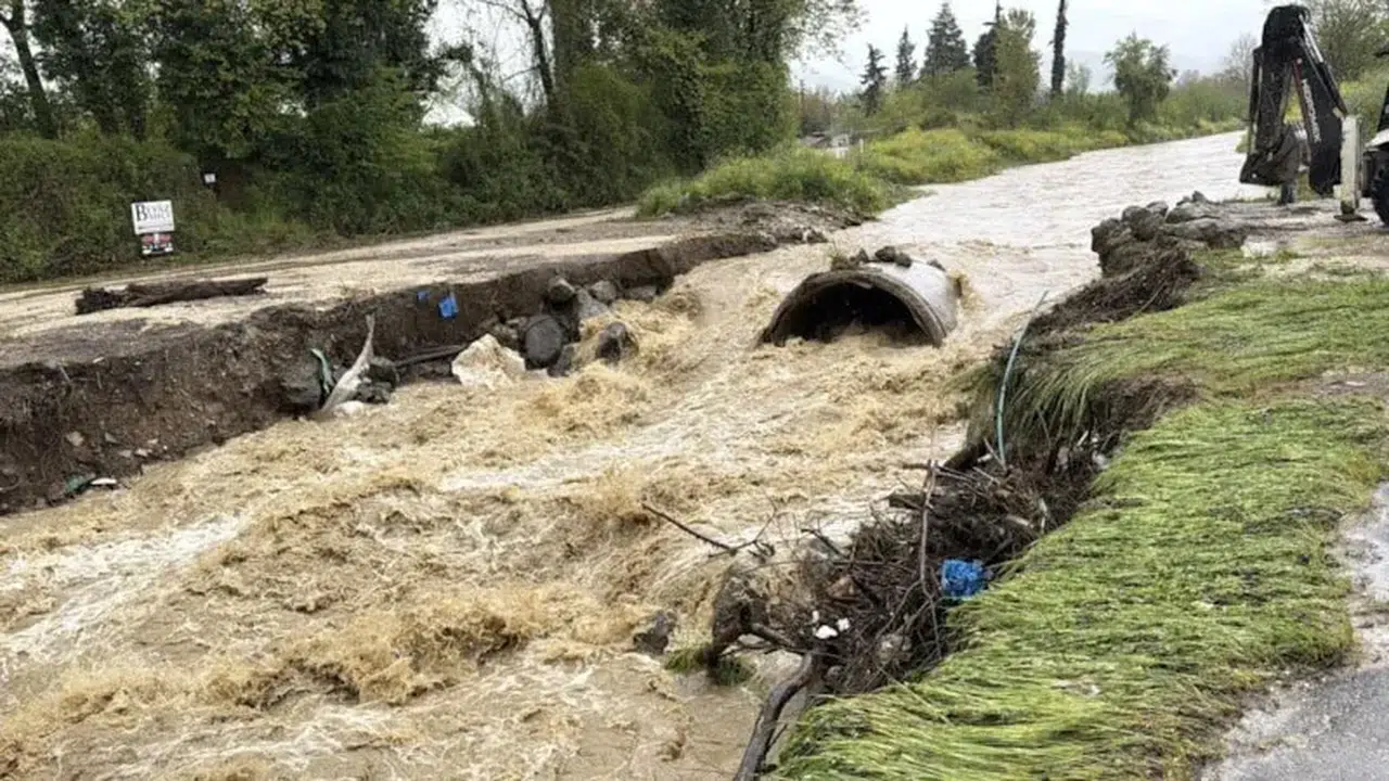 Düzce’de şiddetli sağanak nedeniyle iki mahalleyi bağlayan köprü yıkıldı