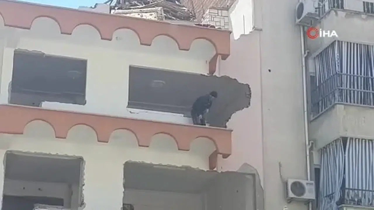 Bina yıkılmadı, adeta savruldu! Denşzli'de vatandaş canını zor kurtardı!