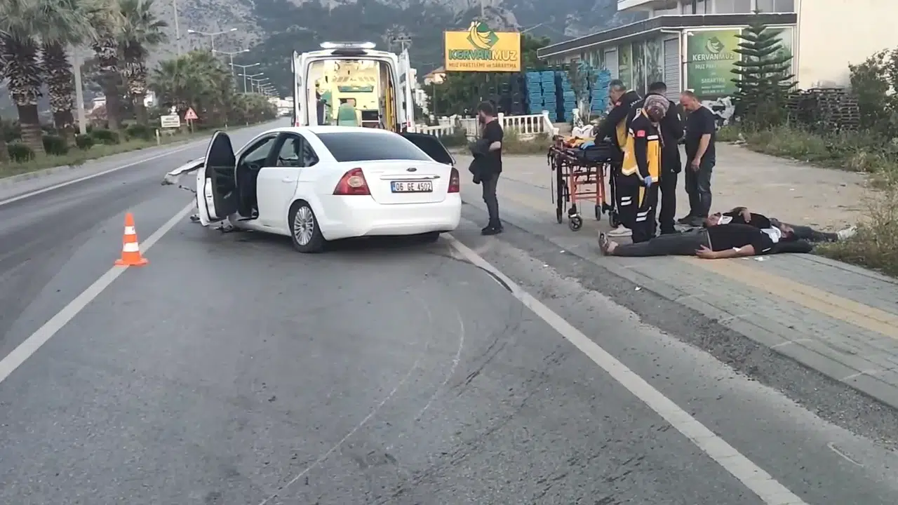 Mersin’de can pazarı! Kontrolden çıkan araç refüje ok gibi saplandı
