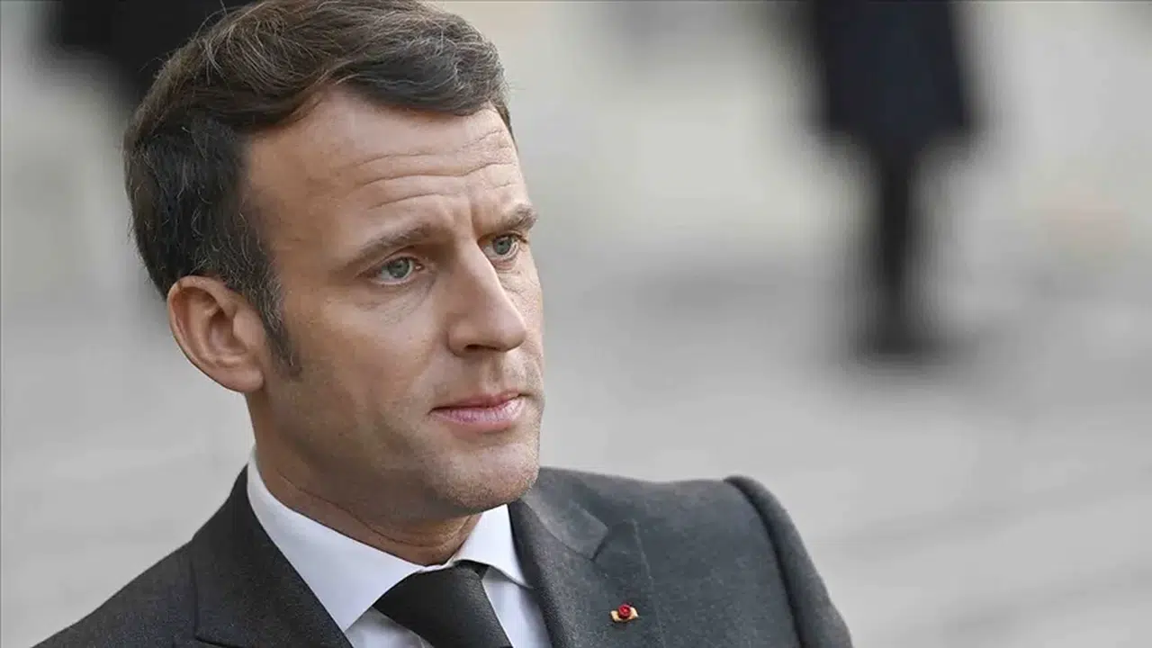 Zirvede şok anlar! Macron mikrofonu kapıp salonu azarladı: 'Konuşacaksanız kapı orada'