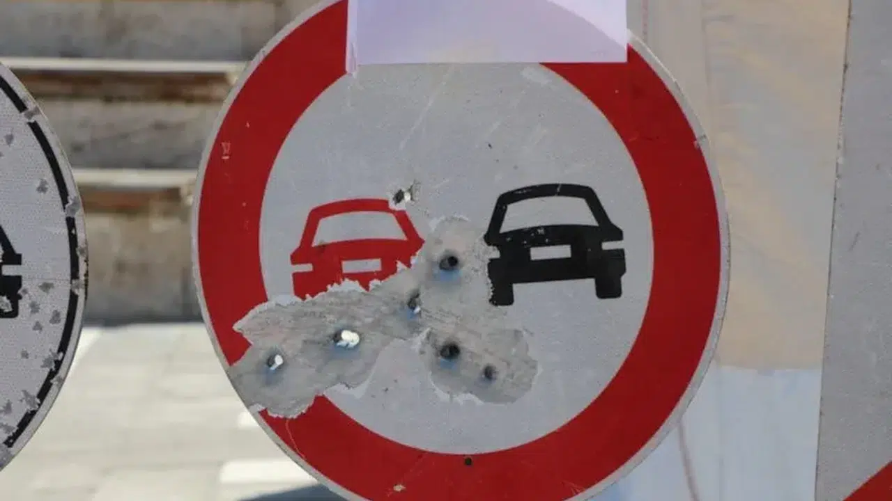 Silahlı magandaların hedefi olan trafik levhalarının yenileme bedeli 5 bin liraya ulaştı