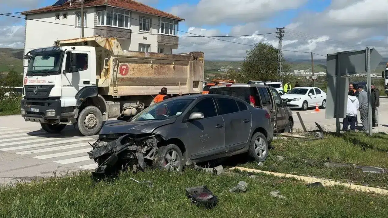 Amasya'da kavşakta araçlar çarpıştı: Kaza anı kamerada