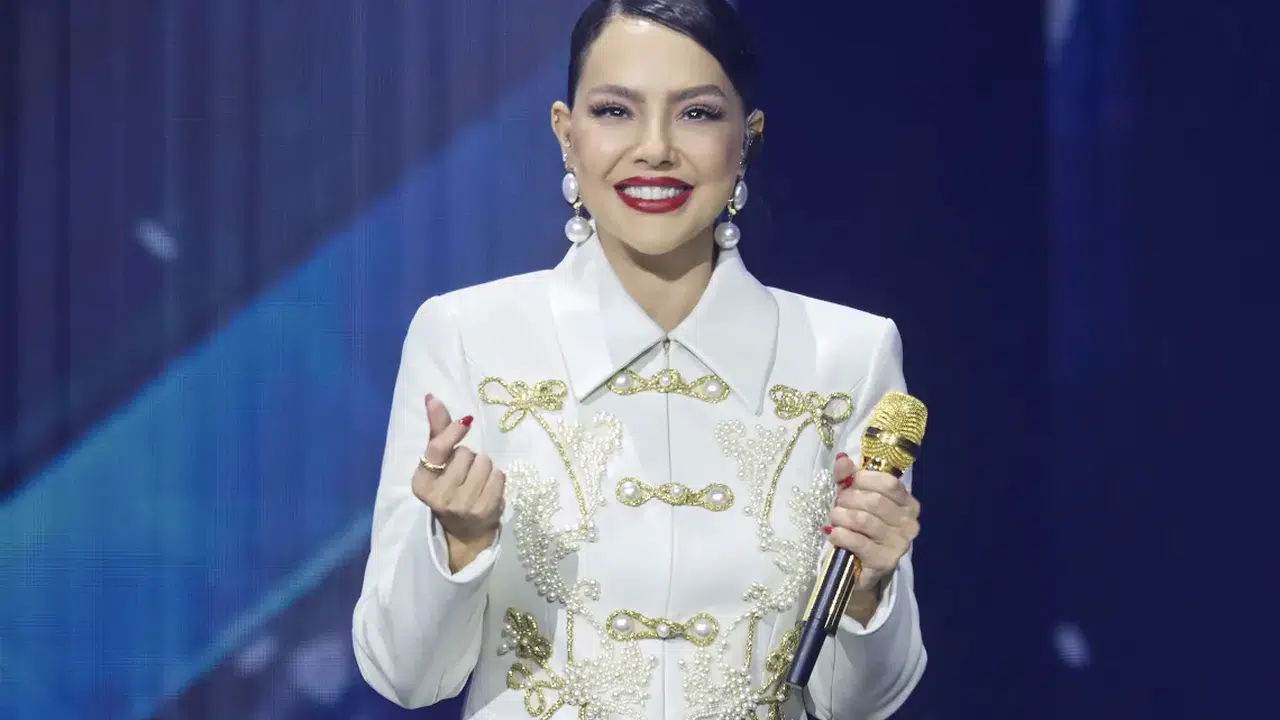 Ebru Gündeş sezon finalinde VW Arena’yı salladı