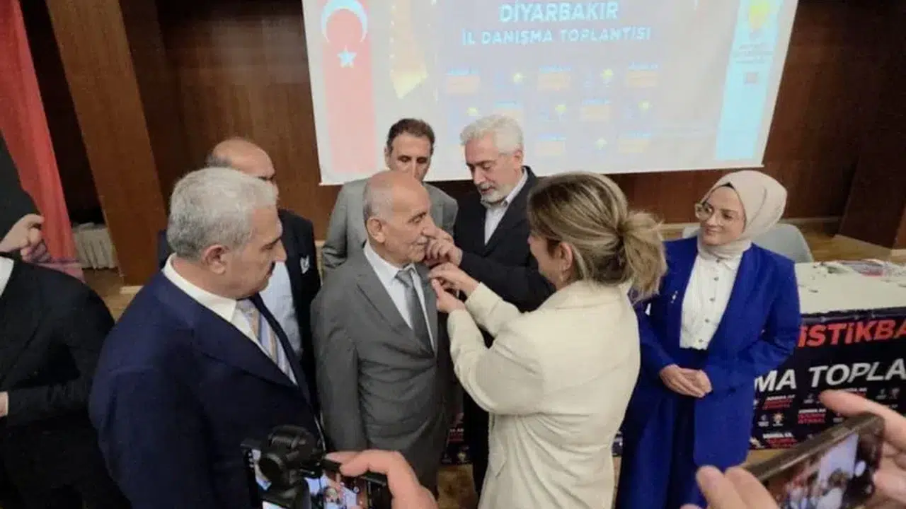 Diyarbakır’da siyaset karıştı! CHP ve Yeniden Refah’tan istifa edenler AK Parti’ye geçti