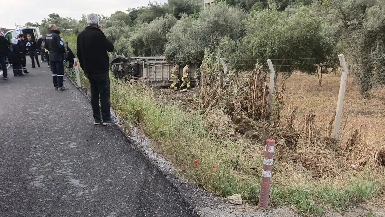 Manisa’da işçileri taşıyan servis devrildi! Ortalık savaş alanına döndü