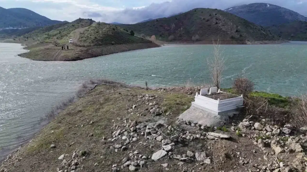 Pusat-Özen Barajı'nda sular yükseldi: Köy mezarlığı yeniden gömüldü
