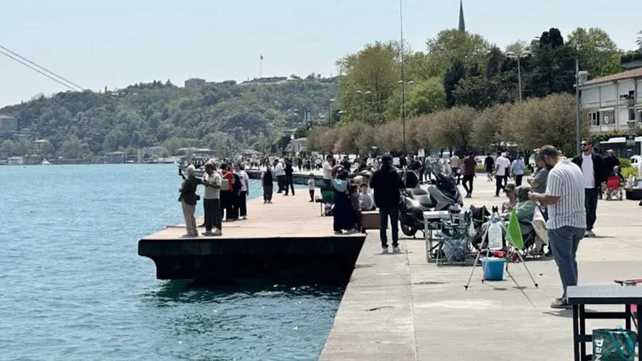 Boğaz’da iğne atsan yere düşmedi! Hafta sonu güneşini gören Emirgan’a koştu