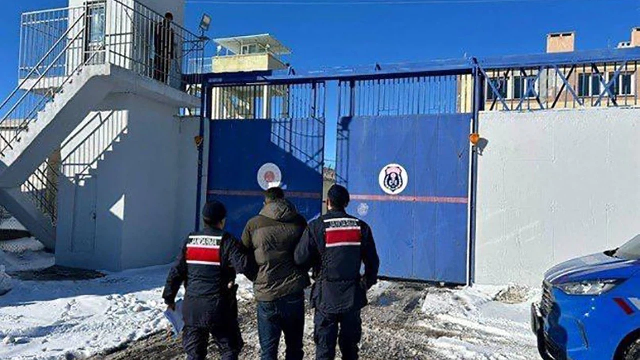 30 ayrı suçtan aranan dolandırıcı yakayı ele verdi: Nevşehir'de JASAT operasyonu!