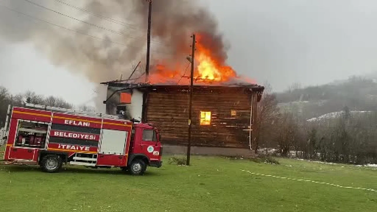 Bir tarihin küle dönüşü... 450 yıllık cami alevlere teslim oldu!