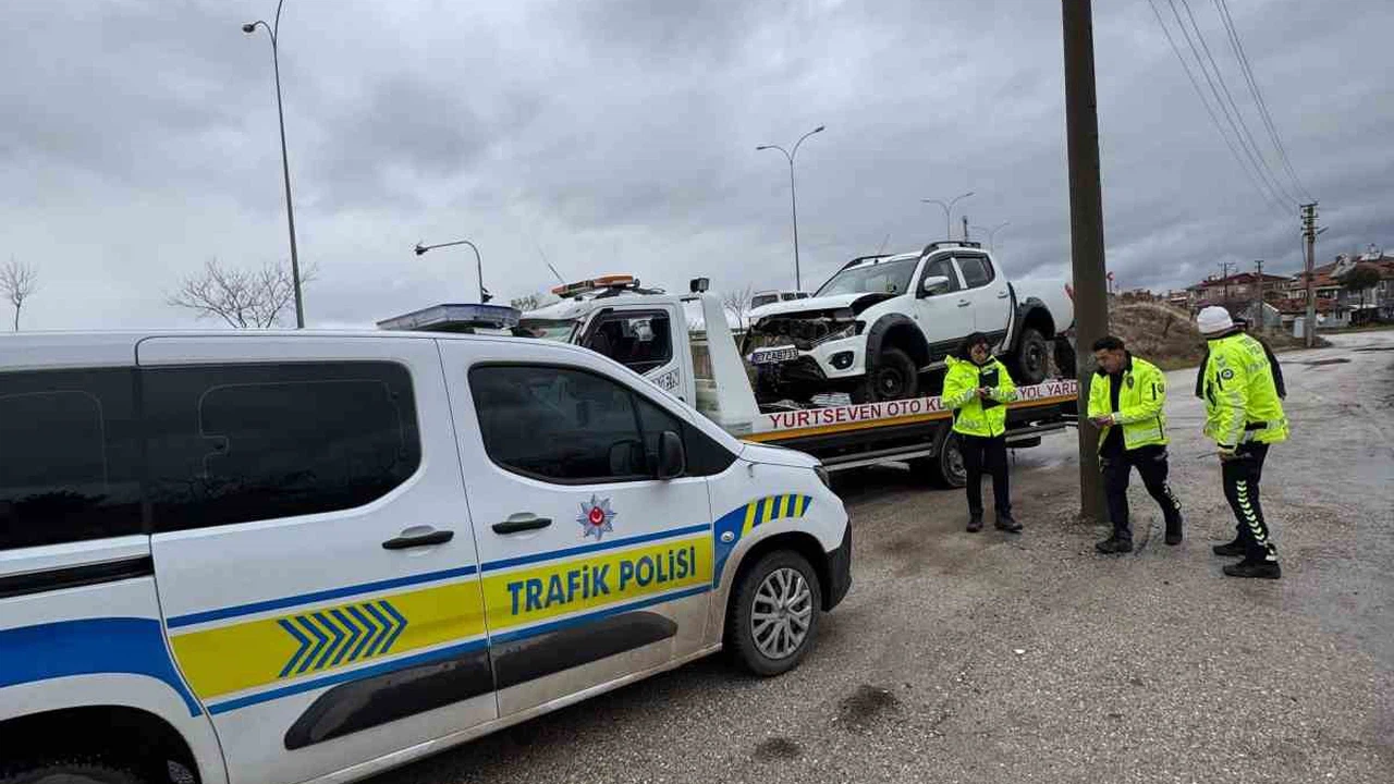 Bir saniye, bir hata, 3 yaralı... 5 metreden uçtu, duvara saplandı!