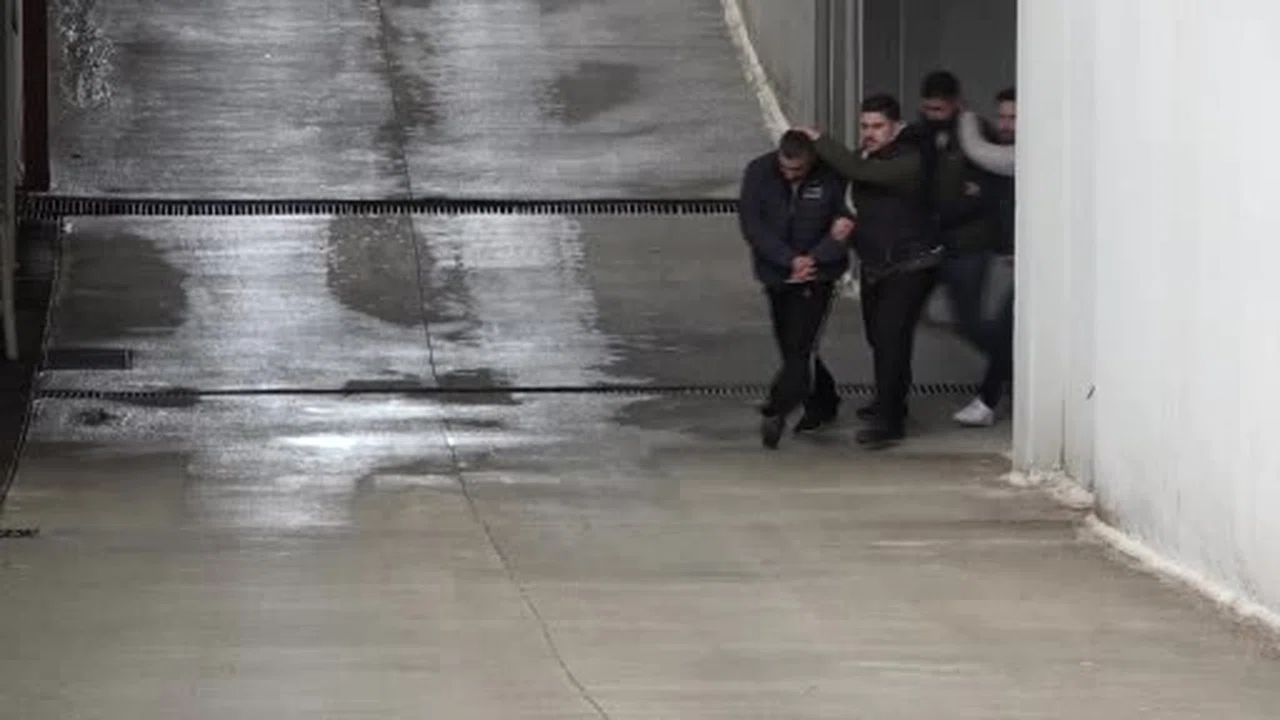 Adana merkezli bahis çetesi çökertildi... Kadın, çocuk demedi, aile boyu vurgun bitti!