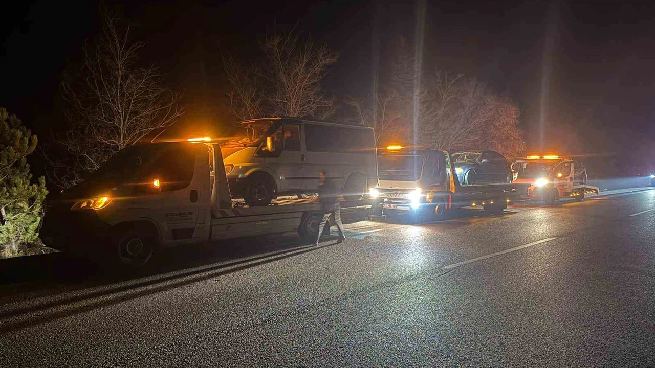 Aracından indi, facia saniyelerle geldi: Afyonkarahisar'da kaza üstüne kaza!