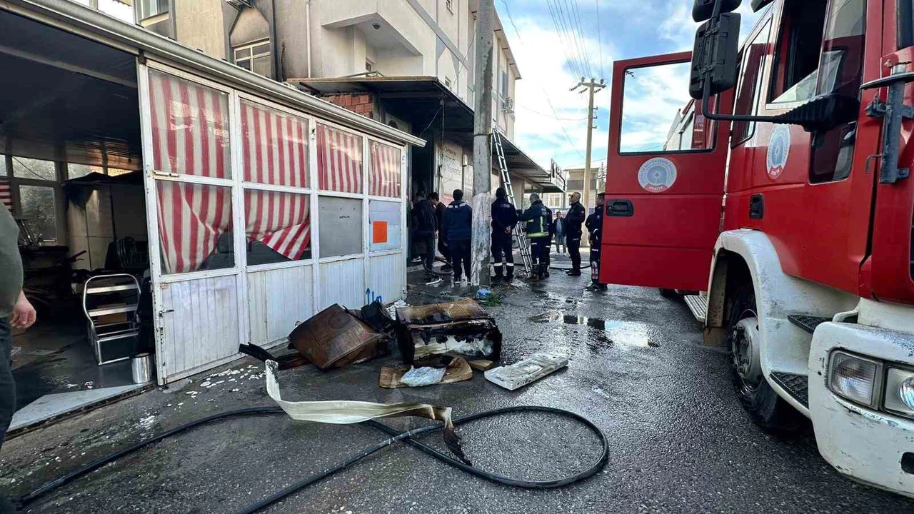 Antalya’da çıkan yangında... Alevler mahalleyi sardı, facia son anda önlendi!